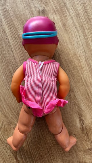 Muñeca nadadora con gorro y gafas