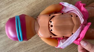 Muñeca nadadora con gorro y gafas