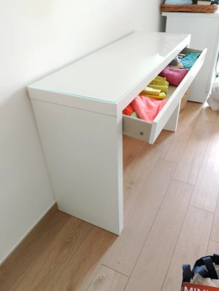 Mesa auxiliar blanca con cristal