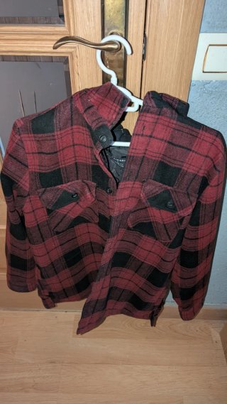 Chaqueta de cuadros roja y negra con capucha.