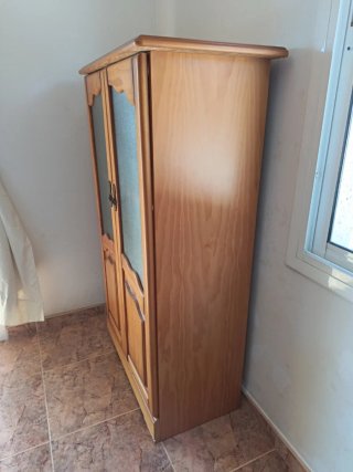 Mueble bar de madera con puertas de cristal