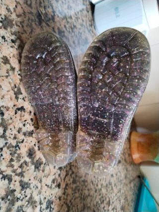 Botas de agua infantiles negras con brillos.