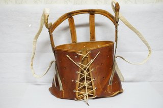 Corsé ortopédico antiguo de cuero