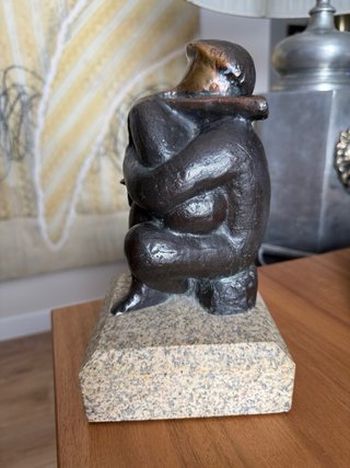 Escultura de bronce de gaitero