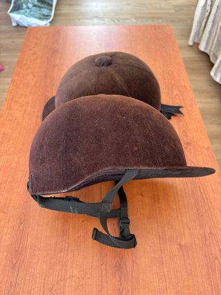 Casco de equitación marrón