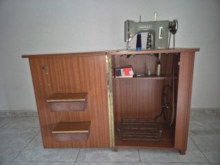 Máquina de coser Wertheim antigua.