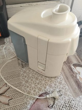Licuadora crema con vaso azul