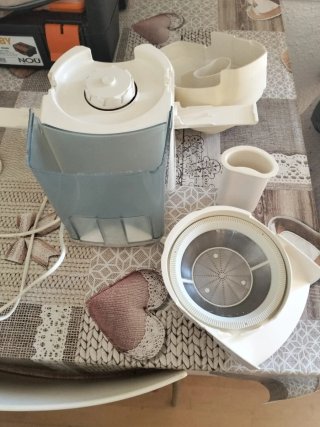 Licuadora crema con vaso azul