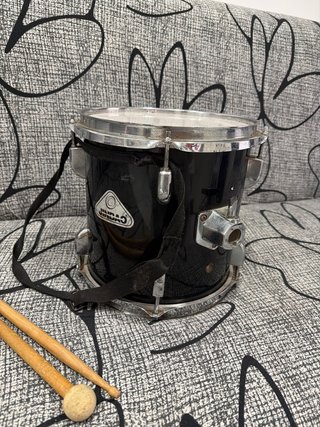 Tambor infantil negro con baquetas