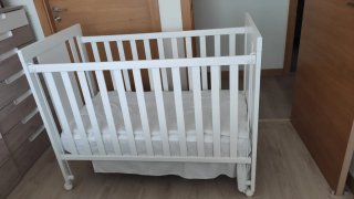 Cuna de bebé blanca con colchón