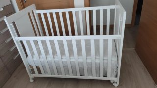 Cuna de bebé blanca con colchón