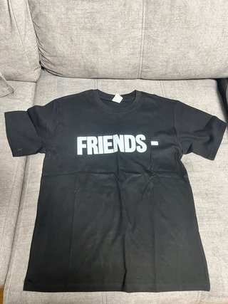 Camiseta Vlone Negra FRIENDS -