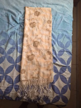 Fular/Chal Fiesta Beige Flores Doradas