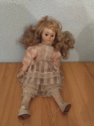 Muñeca de porcelana antigua