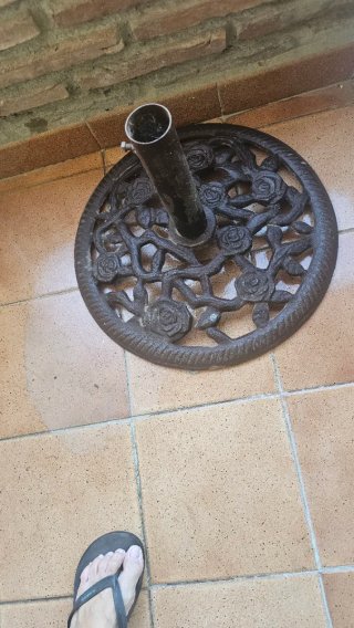 Base para sombrilla de metal con diseño floral