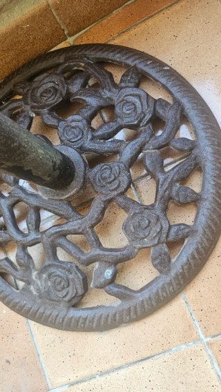 Base para sombrilla de metal con diseño floral