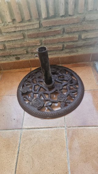 Base para sombrilla de metal con diseño floral