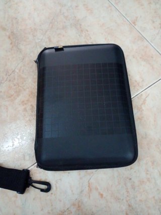 Funda tablet negra para viajes alcochada