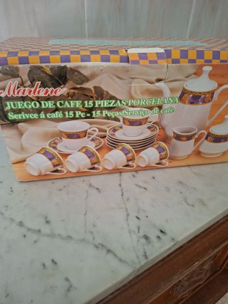 Juego de café de porcelana con diseño floral