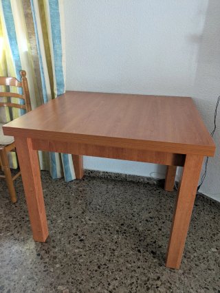 Mesa de comedor de madera