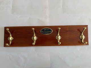 Perchero madera con ganchos latón