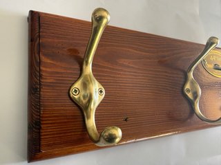 Perchero madera con ganchos latón