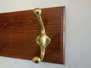 Perchero madera con ganchos latón