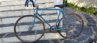 Bicicleta de carreras azul antigua