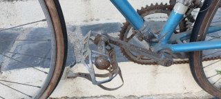 Bicicleta de carreras azul antigua