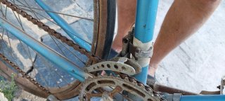 Bicicleta de carreras azul antigua
