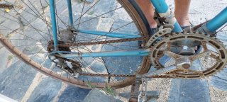 Bicicleta de carreras azul antigua