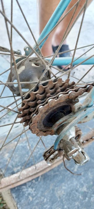 Bicicleta de carreras azul antigua