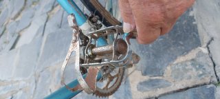 Bicicleta de carreras azul antigua