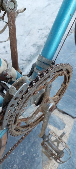 Bicicleta de carreras azul antigua