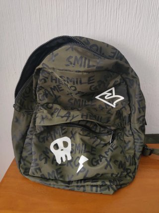 Mochila verde con estampado
