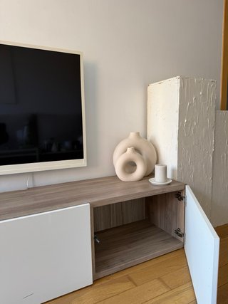 Mueble TV Besta Roble con Puertas Blancas