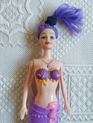 Muñeca sirena morada y azul
