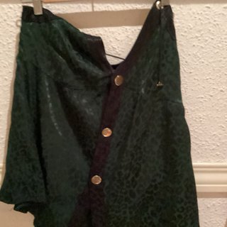 Blusa verde y negra con botones dorados