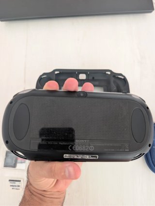 PS Vita Sony Nera + Accessori