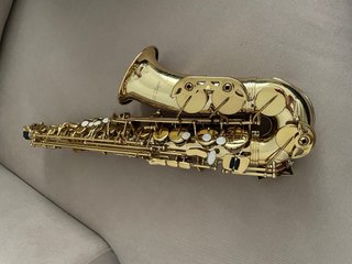 Saxofón dorado con estuche H. Bagué