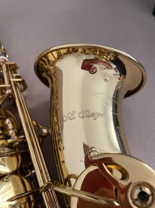 Saxofón dorado con estuche H. Bagué