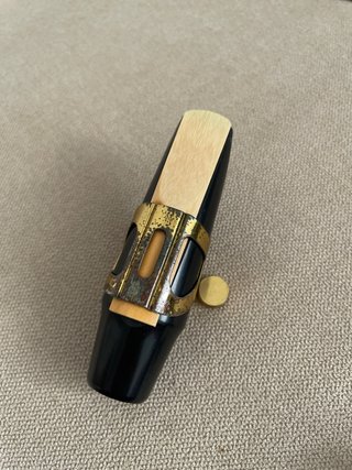 Saxofón dorado con estuche H. Bagué
