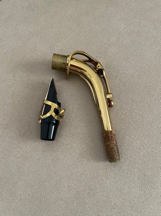 Saxofón dorado con estuche H. Bagué