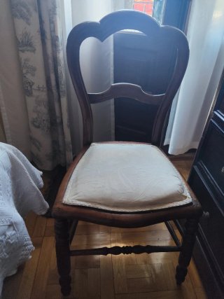 Silla antigua de madera y tela