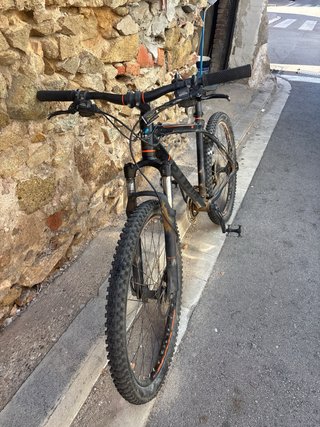 Bicicleta Montaña Negra y Naranja