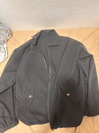 Chaqueta bomber negra con bolsillos