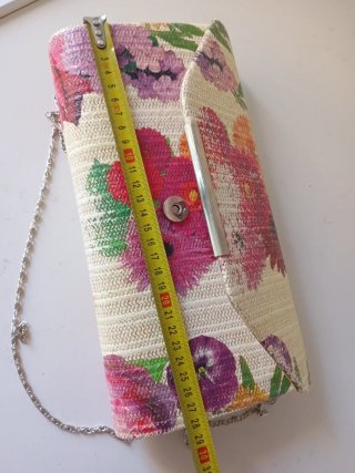Bolso de mano floral con cadena