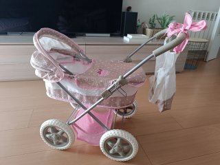 Carrito de bebé de juguete rosa