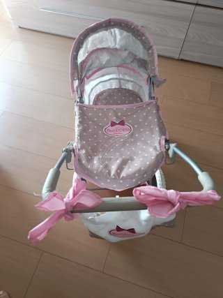 Carrito de bebé de juguete rosa