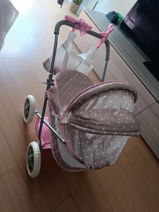 Carrito de bebé de juguete rosa
